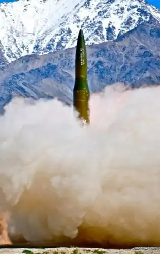 二炮部队装备的一款新型导弹,有分析认为该弹可能是最新的"东风-16"型