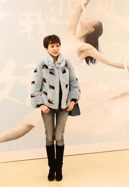 金巧巧携父母助同窗演出