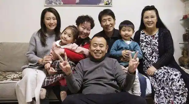 潘长江全家近照美国国艳女儿素颜水嫩气质温婉女婿出手阔绰赠豪车