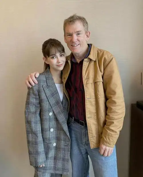 昆凌与父亲最新合拍写真曝光父女同骑复古机车欧美大片既视感