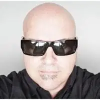 光头墨镜男头像图片 霸气光头男士戴墨镜头像_微信头像图片大全