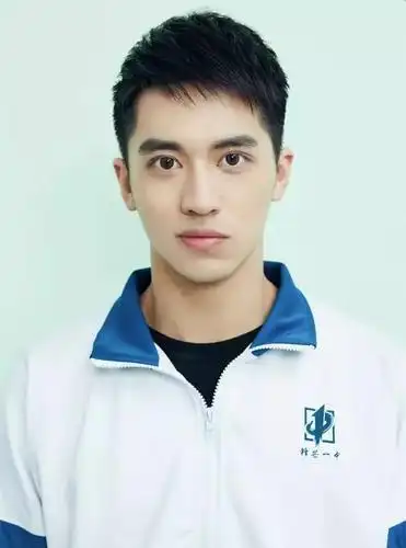 许魏洲首发影像图文集这个小哥哥只想做最鲜活的自己