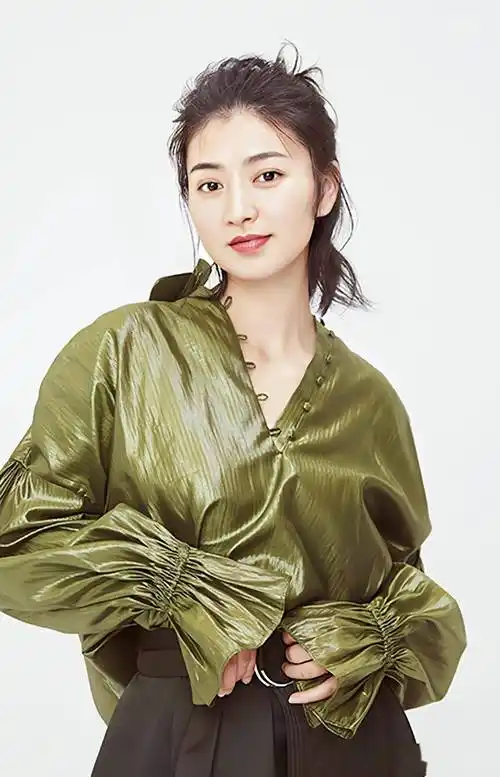 演员斓曦:戏火人不红!从不炒作绯闻,看看老公是谁就明白了