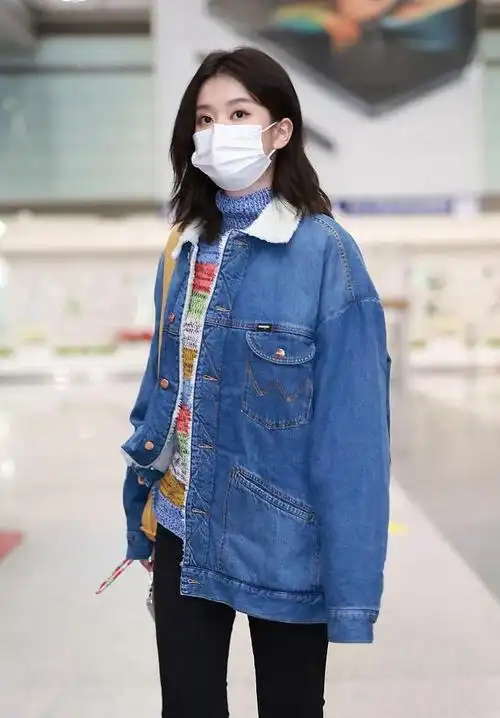 元气女孩儿乔欣来机场了,她的私服穿搭造型大家又可以学起来了.