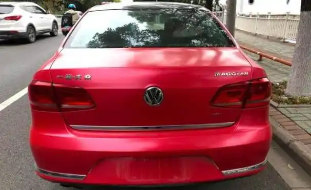 仪表盘上的电池指示灯变红,通常意味着车辆电池存在某种问题,需要驾驶