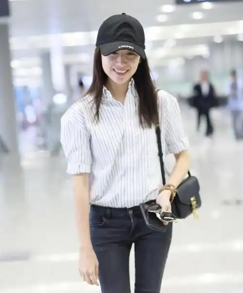 鸭脖子的紧身牛仔裤搭配条纹衬衫董洁展示最靓丽的身影