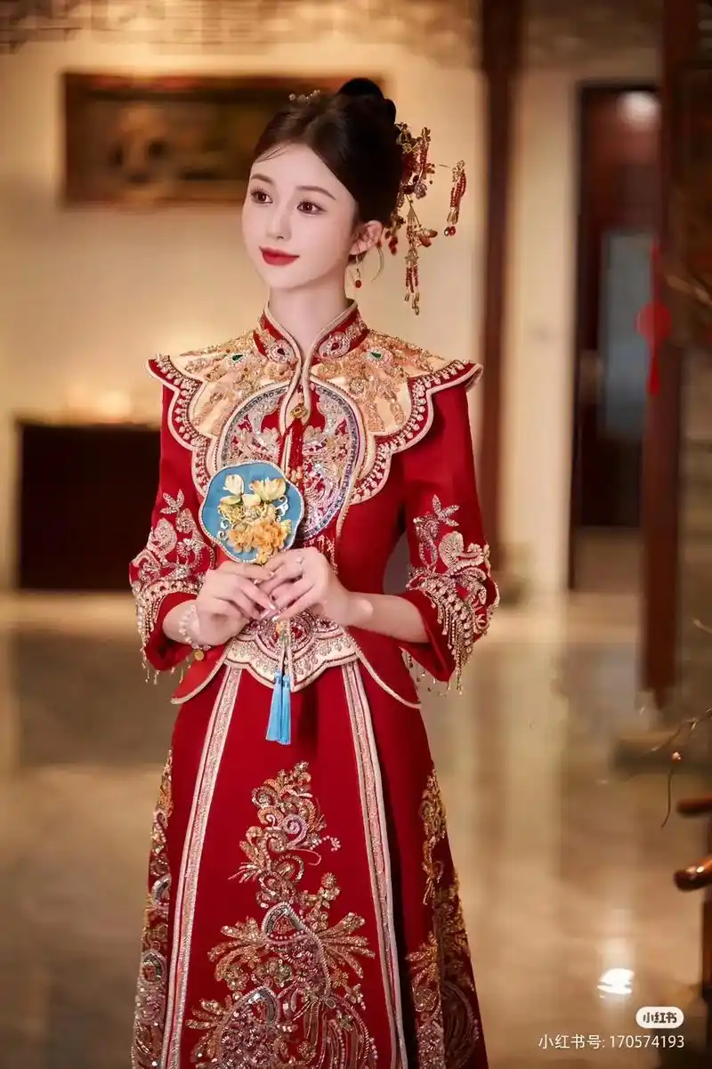 秀禾服小云肩设计太美了 经典的红色与香槟色碰 - 抖音