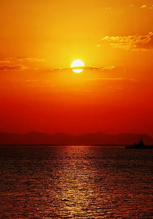 清晨天空有点阴沉瞬间霞光万丈金光闪烁醉了