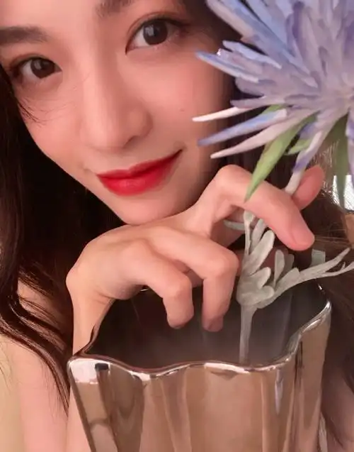 钟楚曦晒最新美照 蝴蝶吊带套装包裹绝世好身材