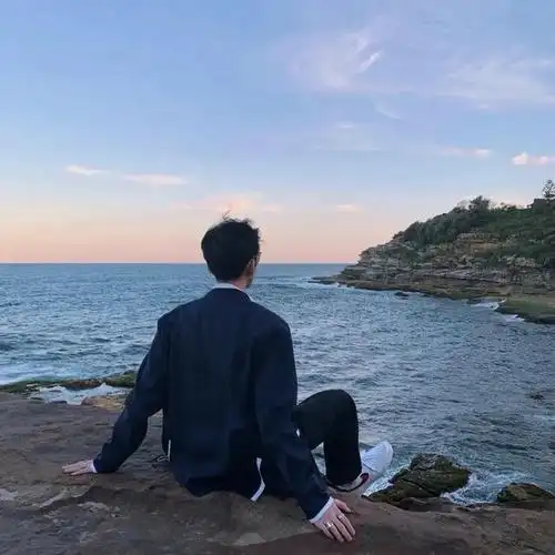 12张好看的帅哥背影男生头像_网易订阅