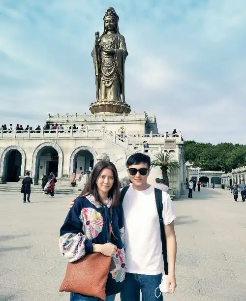 我要分享 近日,知名港星袁咏仪在个人社交平台上晒出了几张与老公