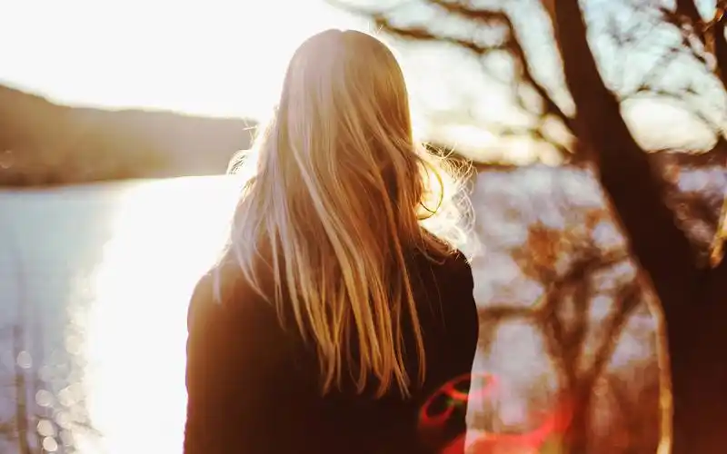 背影,美女,阳光,唯美,安静,树林,静好,美女背影壁纸图片