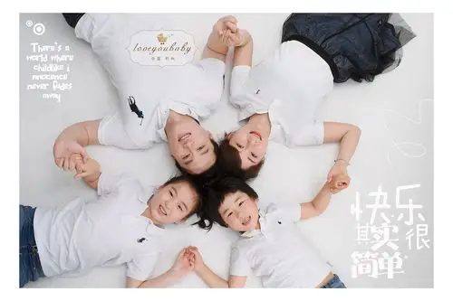 快乐的一家四口亲子合影