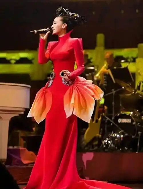 她是美女歌唱家,上春晚12次,有黄金腰胯比例,嫁大9岁院士老公_谭晶