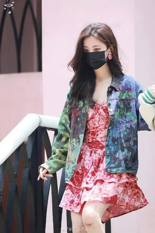 杨超越红色碎花裙造型好美##杨超越碎花裙饭拍路透