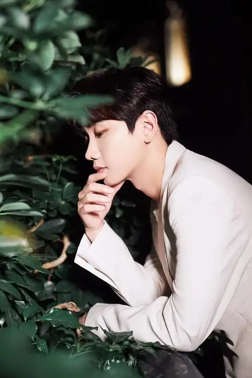 汪苏泷现身虎牙直播非凡之夜 米色西装优雅清贵_凤凰网娱乐_凤凰网