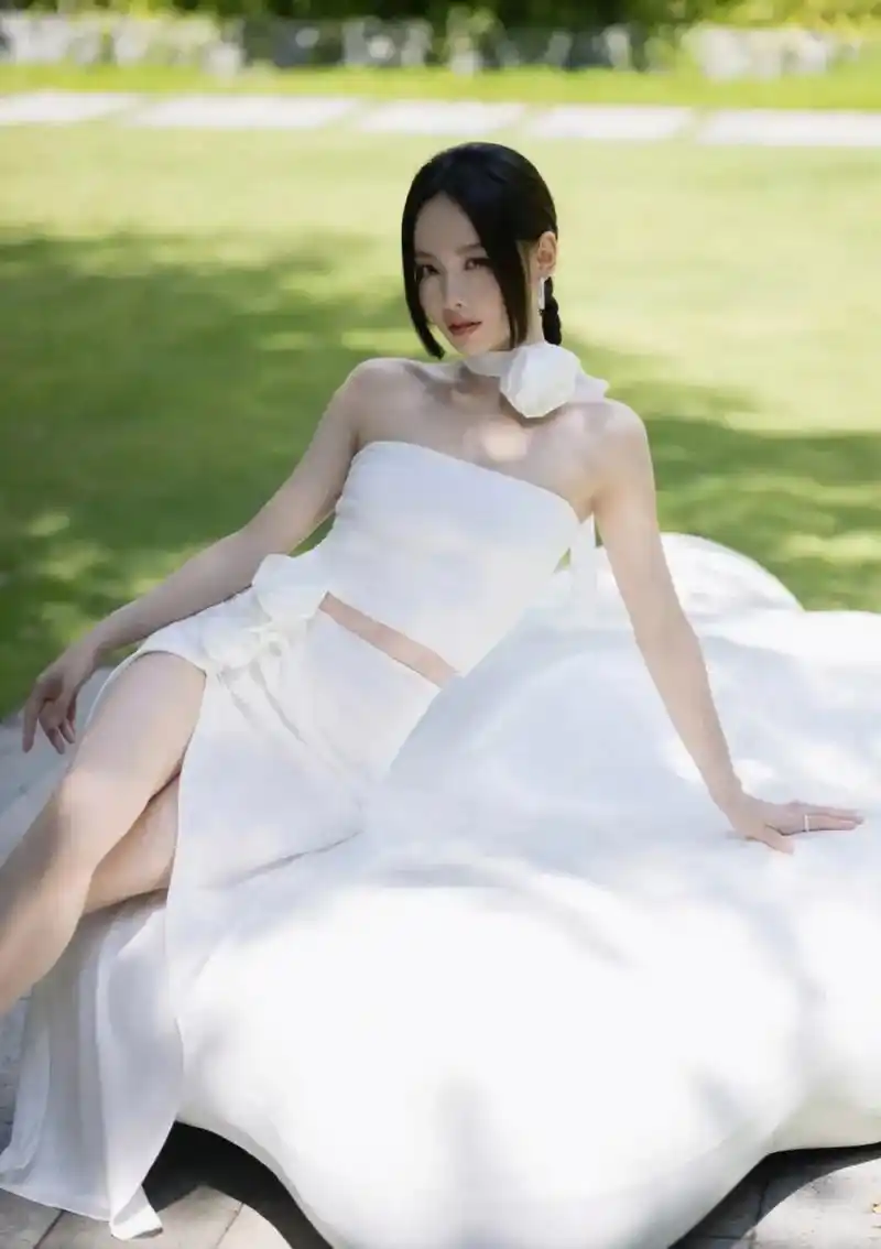 张嘉倪在广州活动拍摄一组以白色露背抹胸裙风情万种气质魅力女人味
