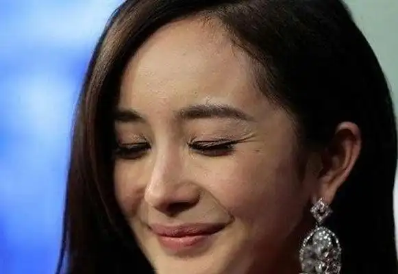 明星素颜照迪丽热巴美貌不减最惊艳的竟然是她