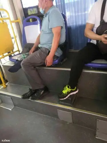 公交车上的不文明行为