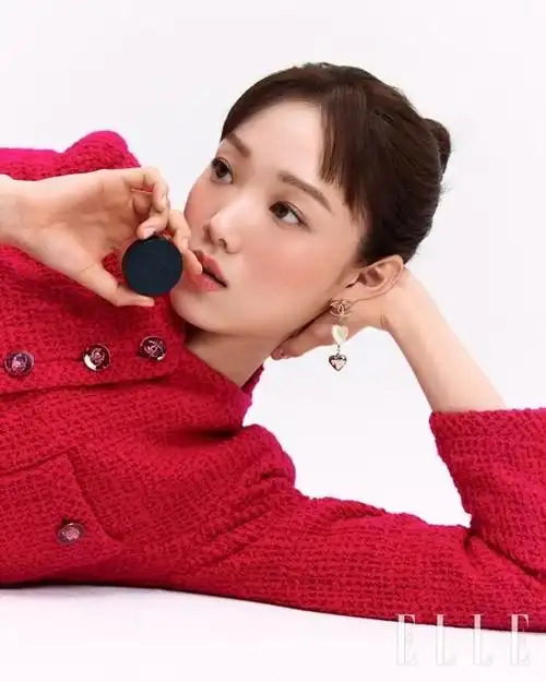 韩女星李圣经elle杂志写真红色调喜庆