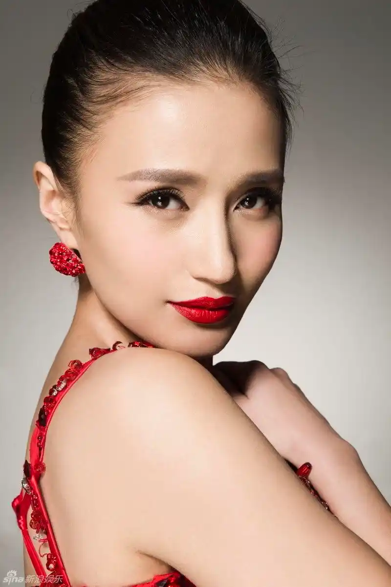 万美汐红唇吊带裙写真 美艳红唇的热辣造型