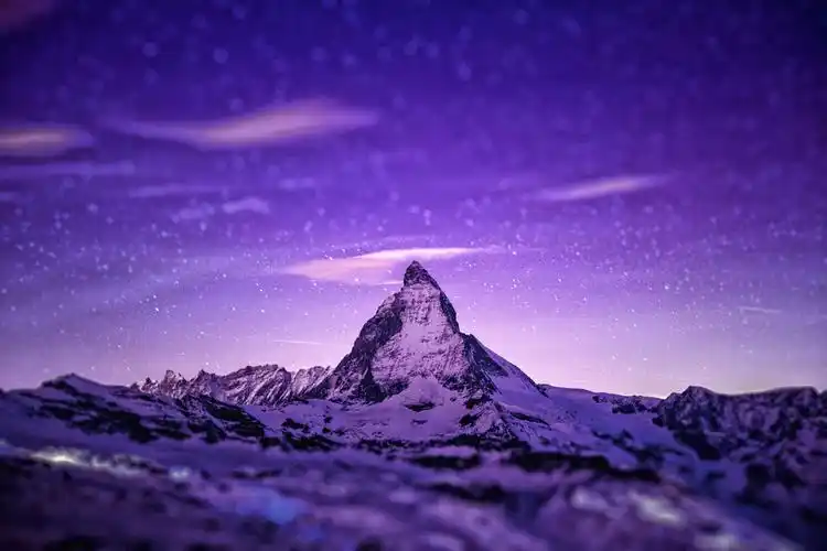 星空下的马特洪峰,巨大的瑞士三角巧克力,人类建造的金字塔与它相比