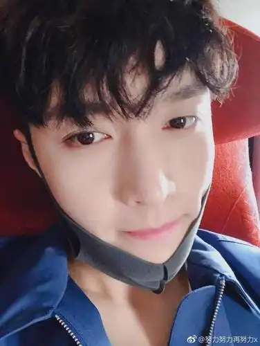 张艺兴晒自拍一脸倦色疲惫之余还不忘发微博感谢粉丝