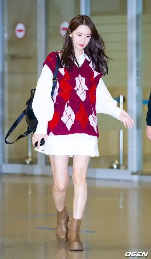 林允儿今日机场传说中的白月光回国这么多年还是好青春靓丽