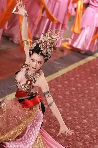 李依晓终于火了被狗咬伤5次整容出演扶摇演技好到想打她