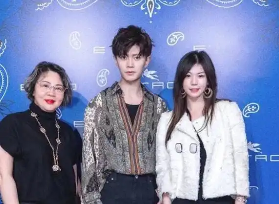 任嘉伦与网友合照被嘲,状态穿搭遭质疑,网友:get不到颜值