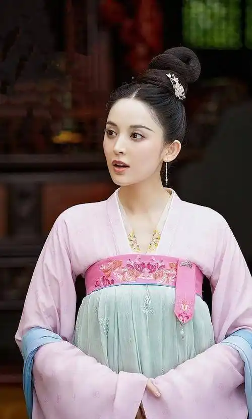 原创风起霓裳古力娜扎12个造型唐装都好漂亮就是表情太木讷了