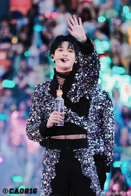 也证明了身高没有虚报地铁的门有多高呢    #严浩翔进地铁要弯腰