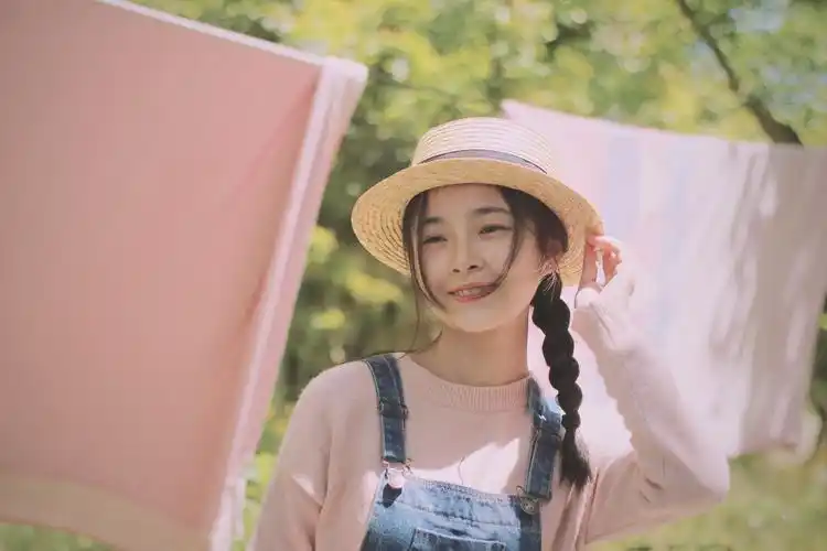 花粉女生在阳光灿烂的日子里开怀大笑