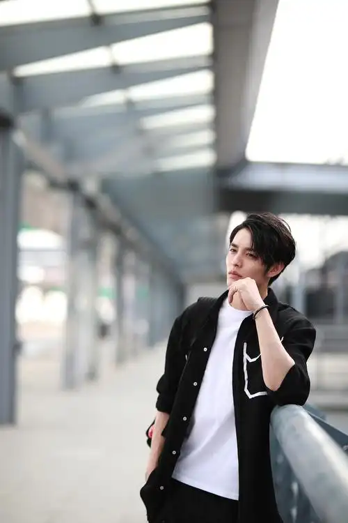 曹佑宁时尚街拍曝光 黑白潮范儿魅力十足