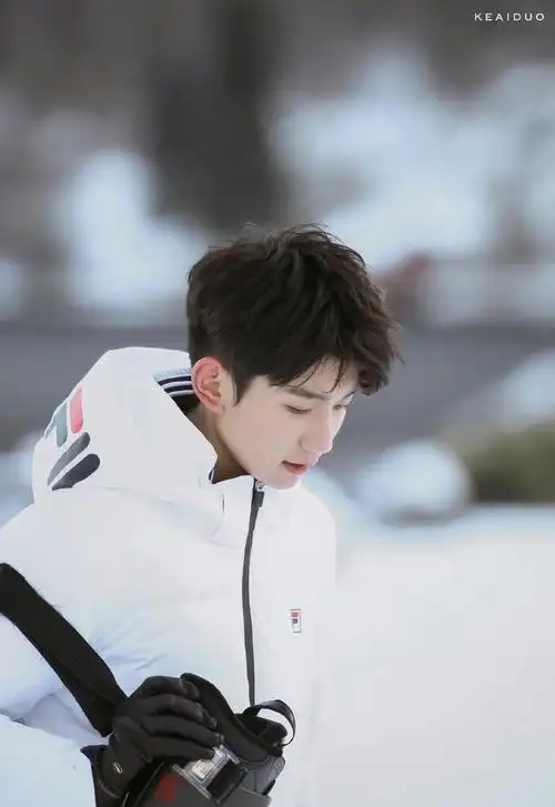 231212 王源冬季写真曝光,温暖如春风融化雪花