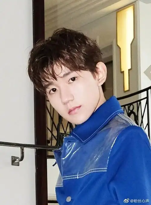 王源蓝色系穿搭合集来袭 干净温柔的俊朗少年