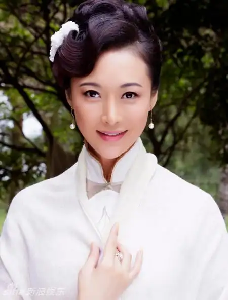 组图:郭金《南侨》曝新照展清新淡雅气质