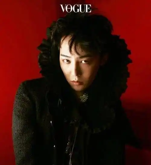 权志龙身穿香奈儿黑色编织女装,搭配哥德式暗黑系超高领,像极了高傲的