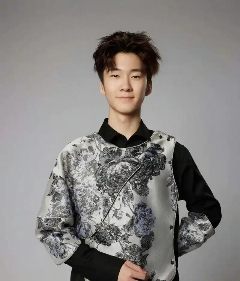 张亮儿子近照曝光惹争议!