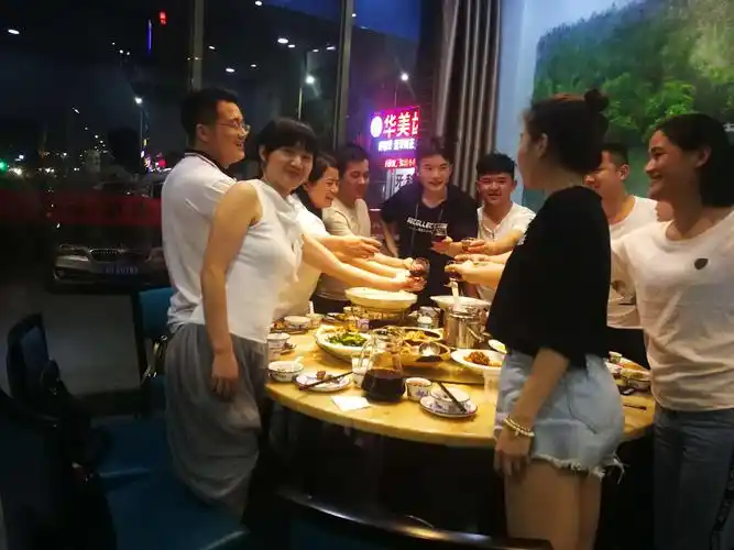 晚上办公室的伙伴们和寿星一起庆祝生日,喝着小酒,聊着人生.