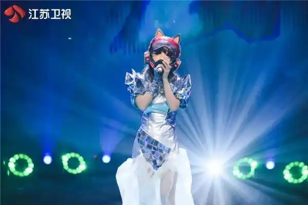 蒙面唱将猜猜猜三栖女神惊艳登场猜评团齐秀螃蟹舞