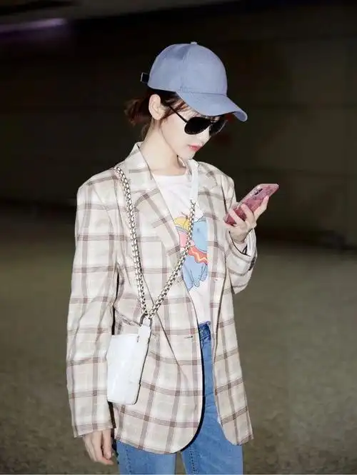 毛晓彤最近一套西装出镜(毛晓彤把小罗曼)10