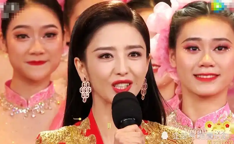在2020年春晚舞台上,佟丽娅还以主持人的身份出现,真的给网友很大的