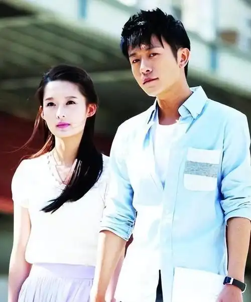 亲妈和干妈都是导演,20年都没捧红他,却在娶妻改名后火啦