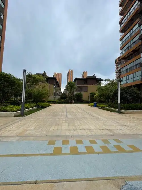 海伦保大城小院一梯两户小高层单价4900急售48万