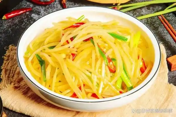 炒土豆丝想好吃,切勿直接下锅,掌握这2步,又脆又香还不粘锅
