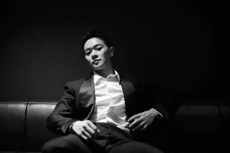 曹骏曝光黑白西装写真 光影流动中彰显绅士魅力_电影_氛围_故事