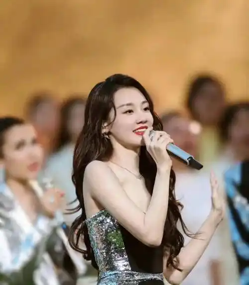 《浪姐5》:烈焰红唇大波浪,36岁的她生了三个孩子后走性感路线_淼淼