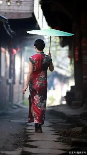 如果你是江南雨巷,我就是那位撑着油纸伞的女子