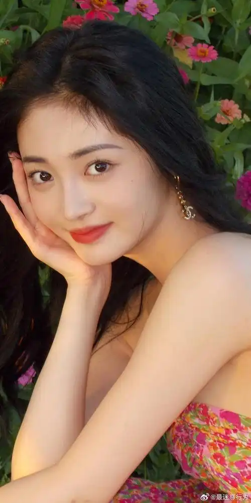 周洁琼甜美碎花吊带裙写真壁纸